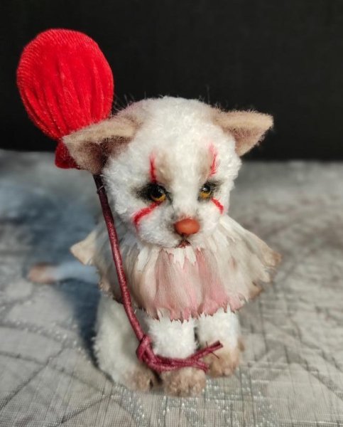 cat dressed as pennywise