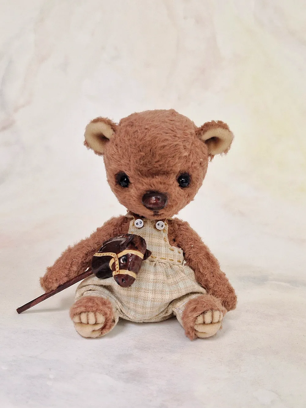 HERMANN Teddy Bear 約33cmと手作りワードローブの本のセット Teddy Bear with Hobby Horse by Marina Radchenko - Bear Pile